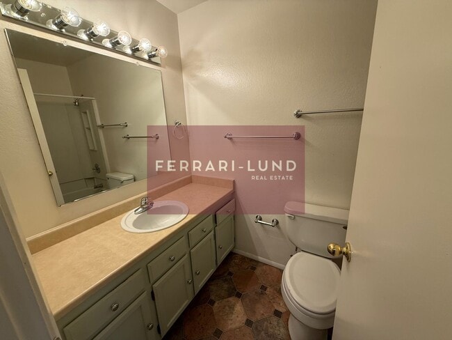 Building Photo - ?? Loft Style Townhome in Reno - Kay DeAlba Property! ??