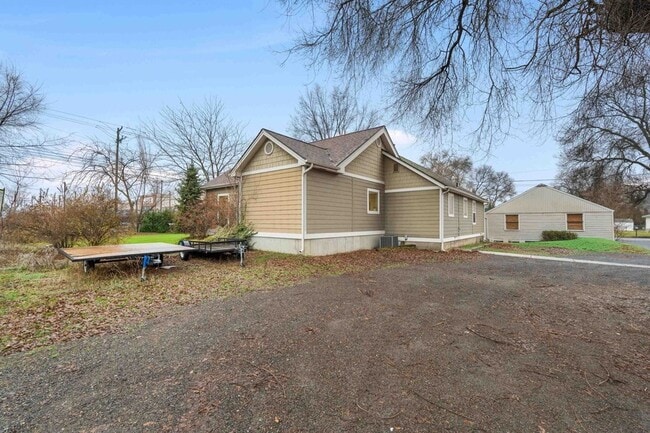 Building Photo - 107 E Holland Ave