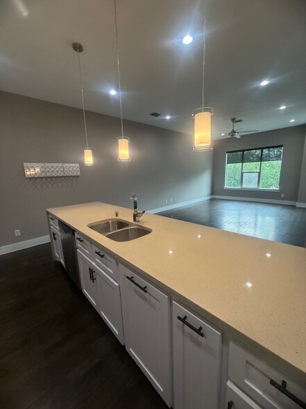Building Photo - 3008 Zenia Dr