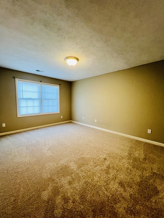 Building Photo - 1112 Ekstam Dr