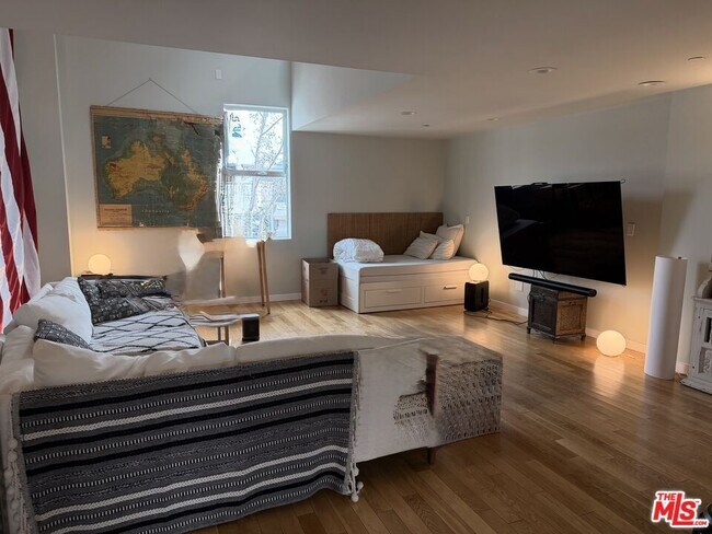 Building Photo - 2640 Lincoln Blvd