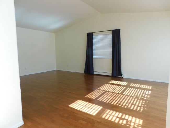 Building Photo - Spacious Home in Fruitvale