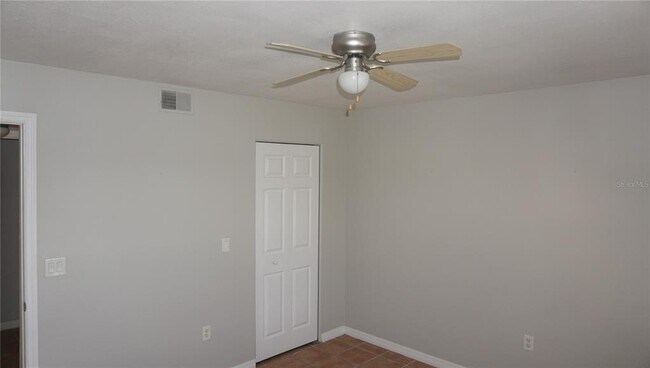 Building Photo - 220 Lake Parsons Green