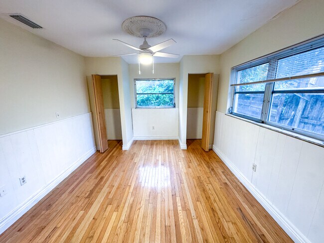 Building Photo - 4711 Sunnydale Ln N