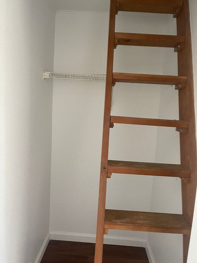 Building Photo - TOP FLOOR CONDO WITH ONE BEDROOM, DEN WITH...