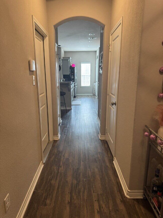 Building Photo - "Spacious 4-Bed, 4.5-Bath Townhouse Retreat in College Station!"