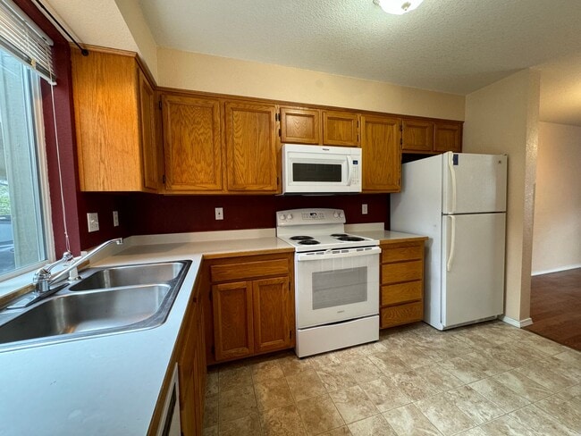 Building Photo - Townhouse in NE Grants Pass, Close to Shop...