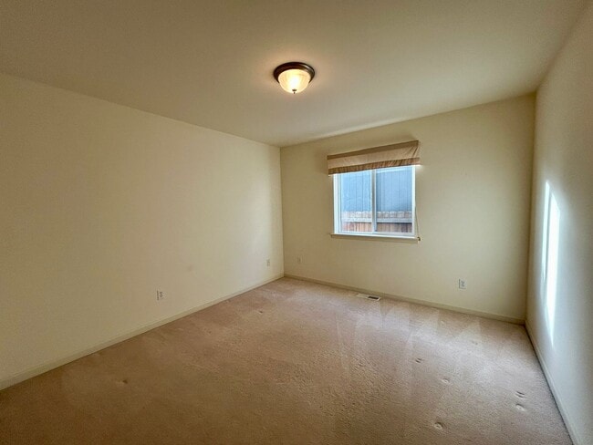 Building Photo - Charming Home Near John Wayne Trail