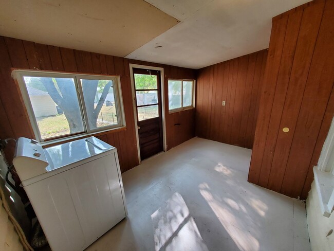 Building Photo - Cute 2 bedroom with garage & fence in back...