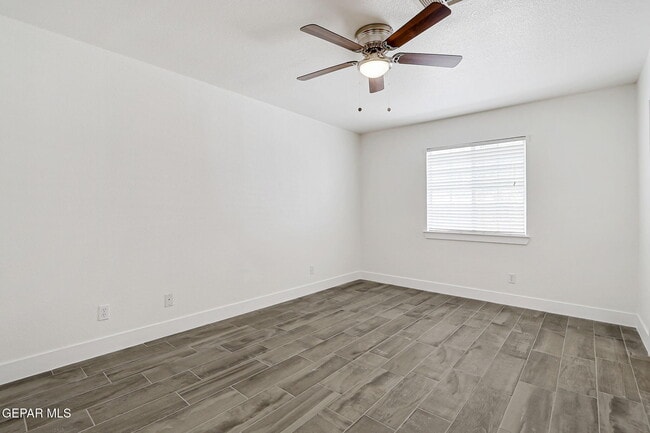 Building Photo - 7235 Royal Arms Dr