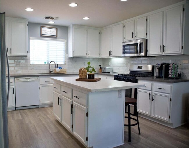 Building Photo - 48404 La Playa St