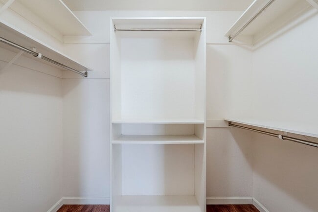 Building Photo - 3 Bed 2.5 Bath Pet-Friendly Retreat by The...