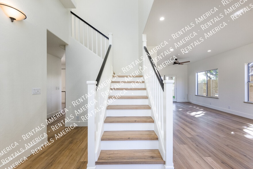Building Photo - 2342 W Hemlock Ct