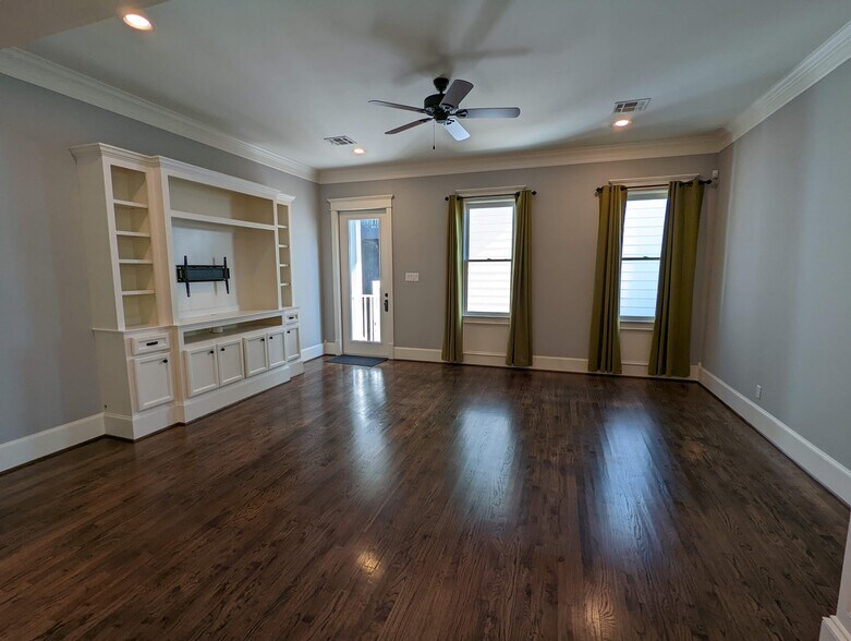 Building Photo - 722 E 29th St