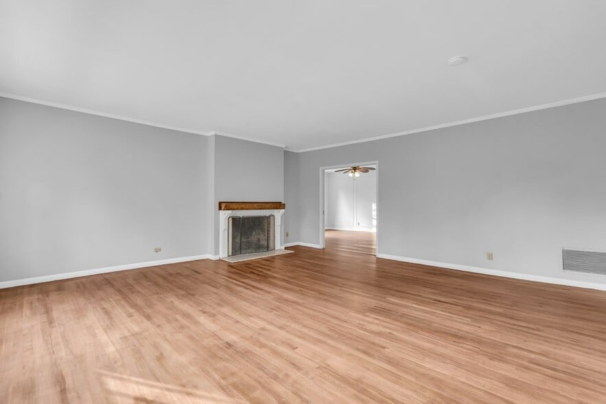 Building Photo - 905 8th Ave N