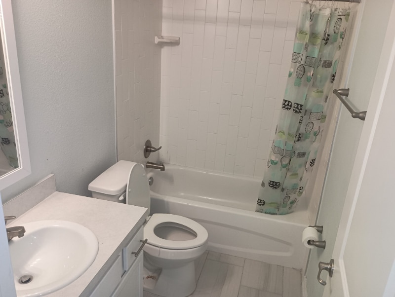 Building Photo - 985 Flomich St