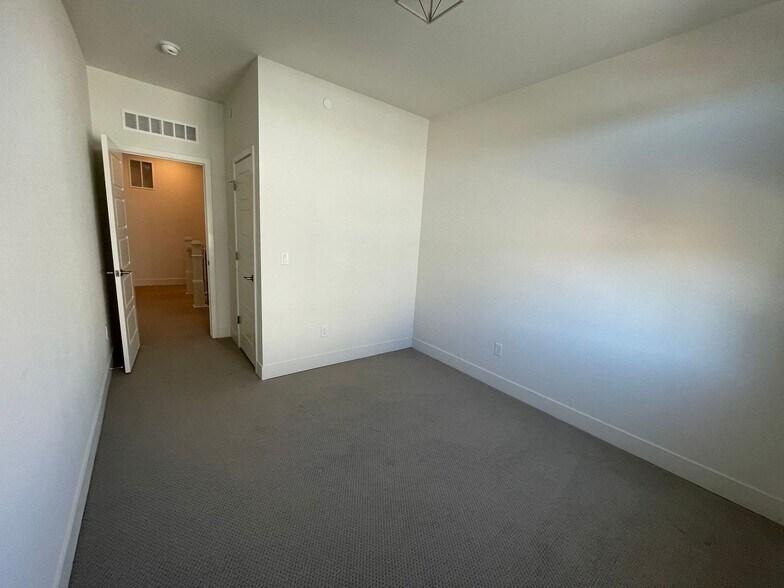 Building Photo - 2234 Central Pk Wy