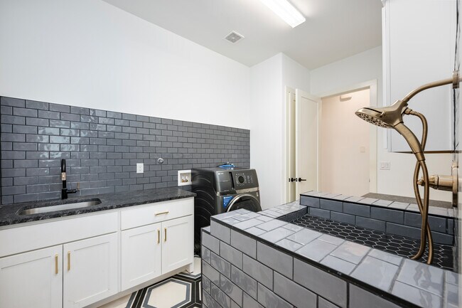 Building Photo - 111 Wellesley Landing