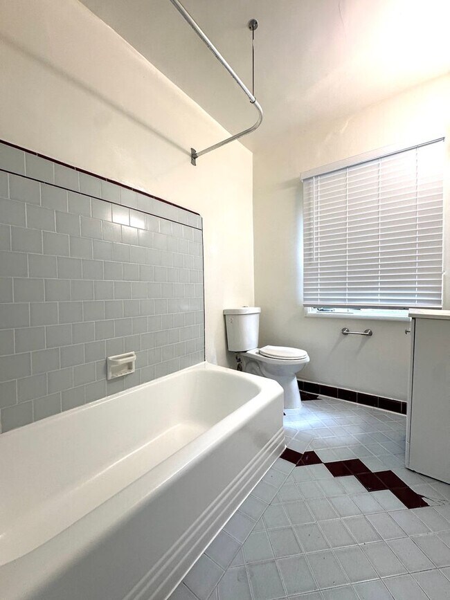 Building Photo - 1 Bed 1 Bath in Hollywood Heights with Private Garage included