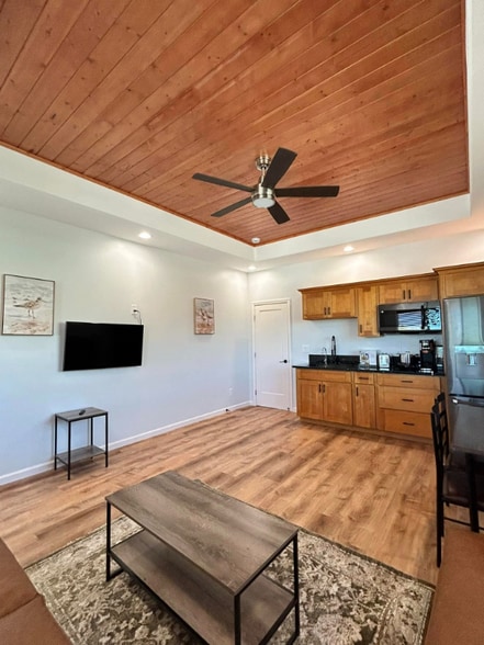 Building Photo - 15-1606-1606 2nd Ave