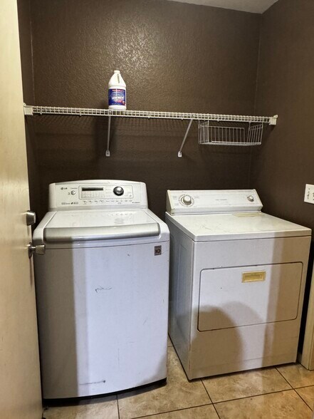 Building Photo - 10441 W Palm Ln