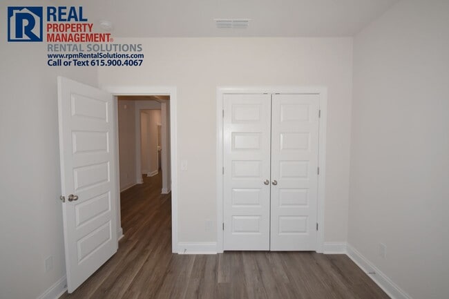Building Photo - Gorgeous 4 bd home with attached garage! Neighborhood Pool!