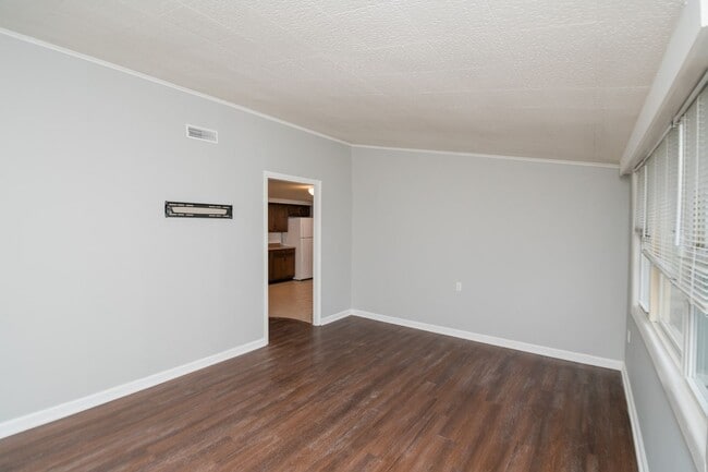 Building Photo - 3 Bedroom / 1 Bathroom Home for Rent in Crown Point