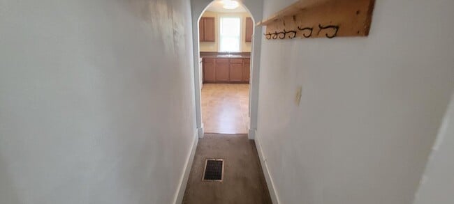 Building Photo - 706 E Lewis St