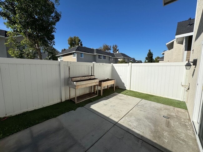 Building Photo - Beautiful 2Bd/1.5Ba Townhome in Orange w/A...