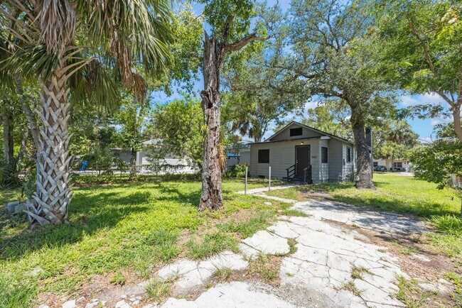 Building Photo - Cosy 2 bedroom 1 bath home with nice size yard $1850 SECTION 8 WELCOME**