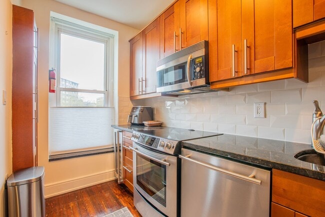 Building Photo - Stunning 2 BR/2 BA Condo in Dupont Circle!