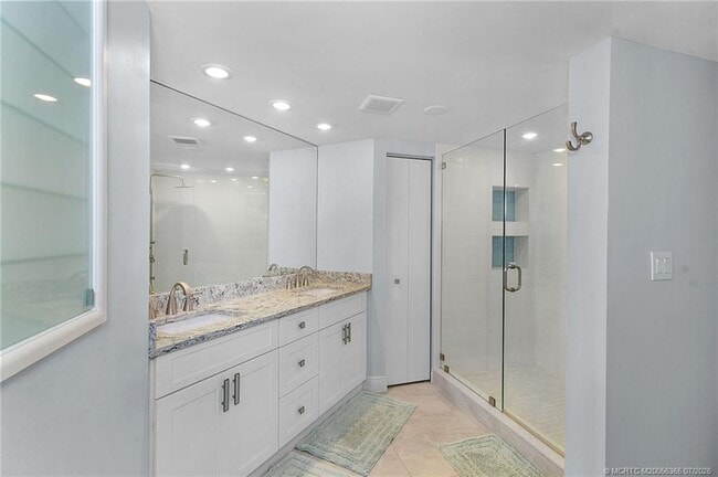 Building Photo - 9550 S Ocean Dr