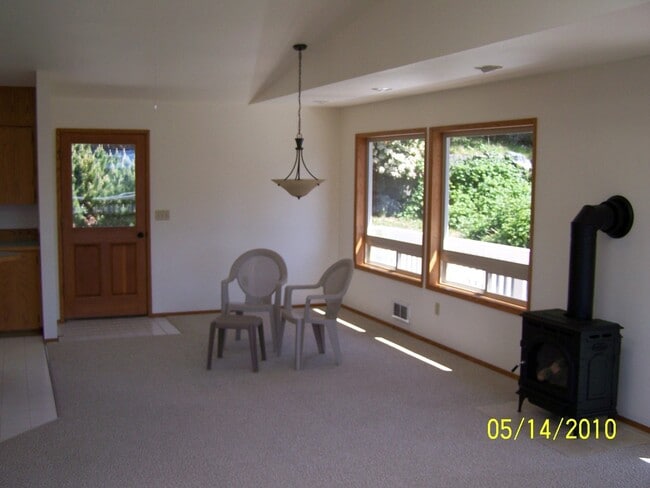 Building Photo - Spacious Home in Beautiful Neighborhood!