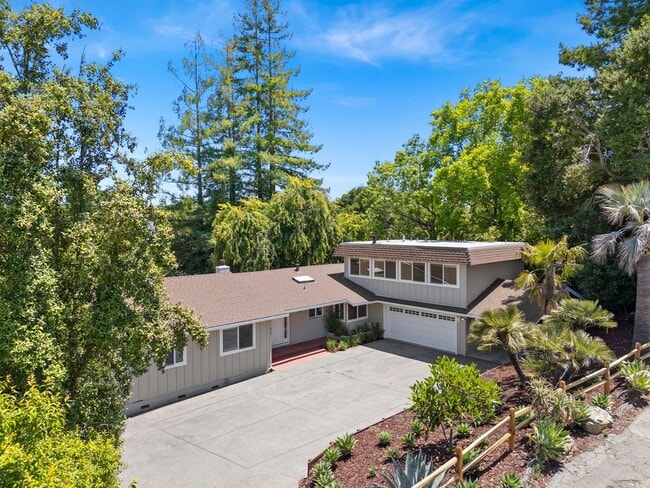 Building Photo - Spacious Menlo Park Retreat with 6 Bedroom...