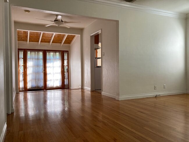 Dining area or ? - 4454 Laurelgrove Ave