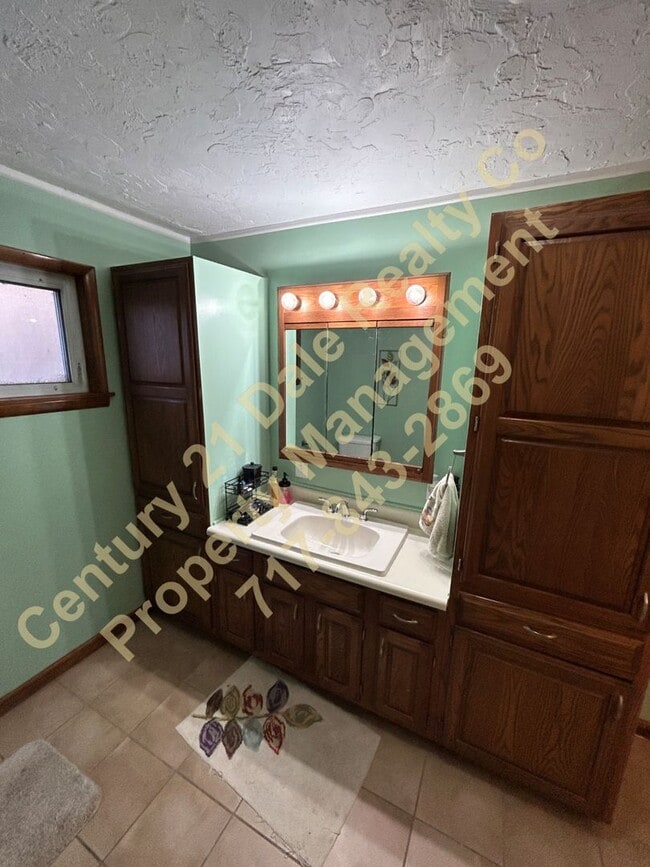 Building Photo - Large 3 Bedroom, 2 Bath Pet friendly home with off street parking and a 600sqft detached garage