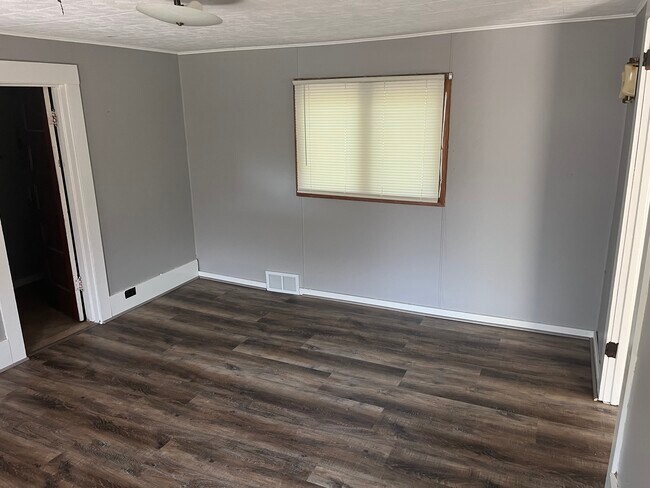 Building Photo - 915 Main St E