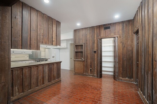 Building Photo - Luxury 4-Bedroom Home with 3,400+ Sq Ft in Prime San Antonio Location