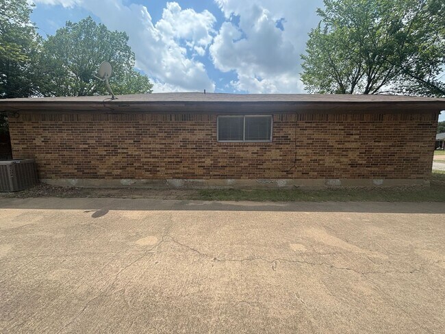 Building Photo - 1508-1510 Blackwell Drive