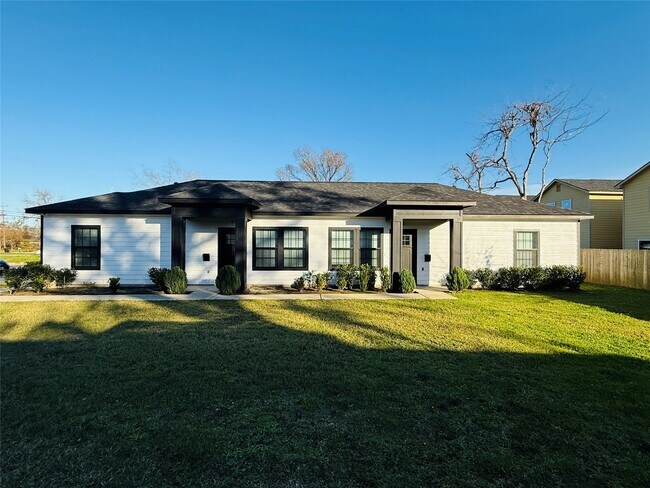 Building Photo - 4802 Cruse Rd