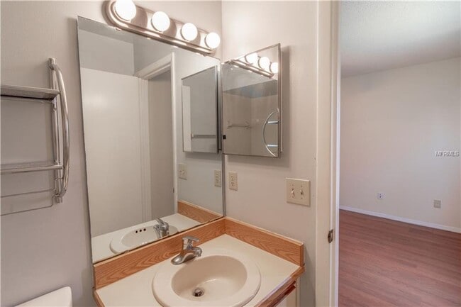 Building Photo - Freshly Painted 3/2 with Fenced Yard & Fireplace!