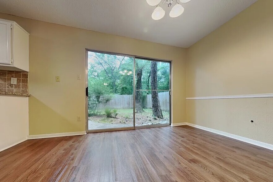 Building Photo - 11 Brentwood Oaks Ct