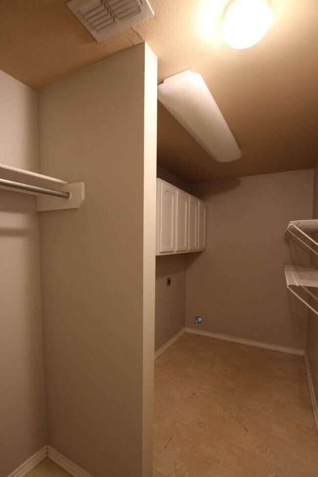 Building Photo - Stunning 4 Bedroom in Tyler! Available in ...