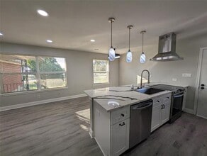 Building Photo - 330 La Salle Dr