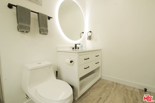 Building Photo - 9042 Phyllis Ave