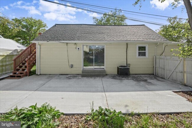 Building Photo - 6306 Leapley Rd