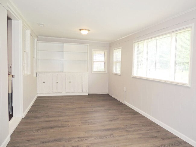 Building Photo - Breathtaking 3 bedroom, 1 bath Mayfield He...