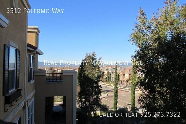 Building Photo - Stunning 2 Bed, 2.5 Bath Spacious Home Loc...