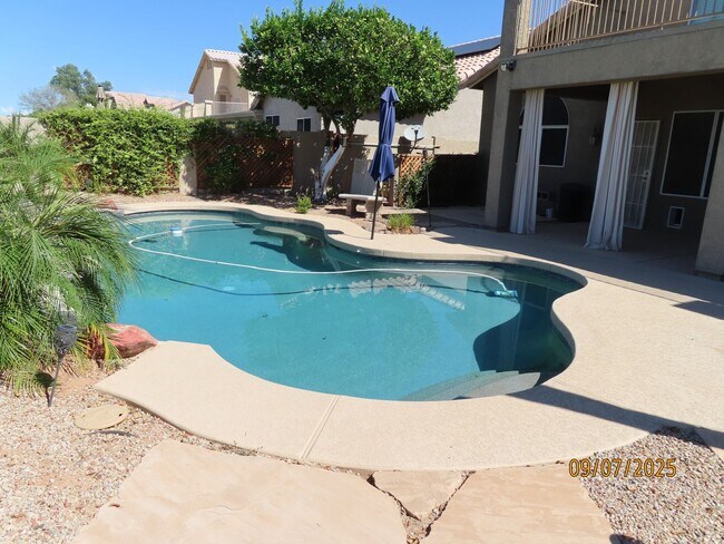 Building Photo - 4 Bedroom 2.5 Bath w/3 Car Garage in Super...
