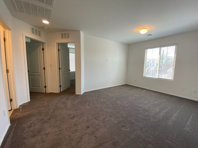 Building Photo - Gorgeous Home in Gated Community!